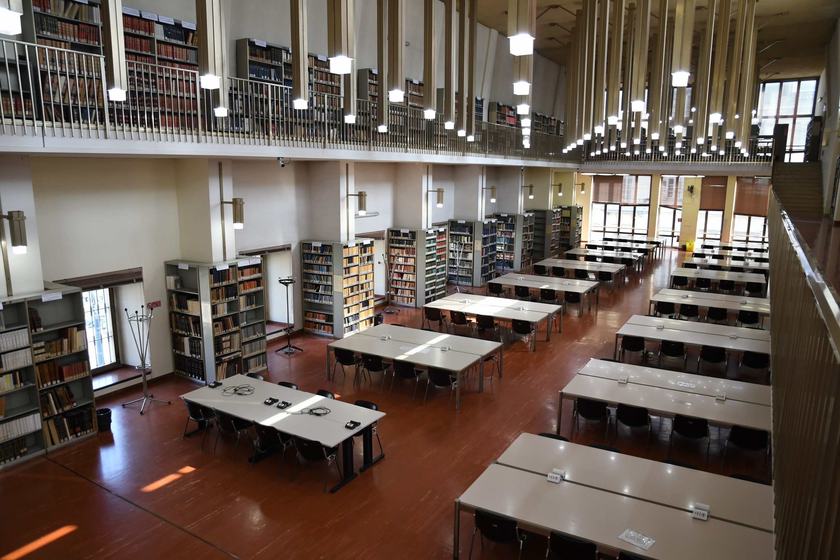 La sala consultazioni può ospitare  250 fruitori permettendo la consultazione libera del materiale librario.